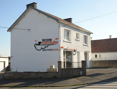 enseigne lettrage découpe sur entretoises